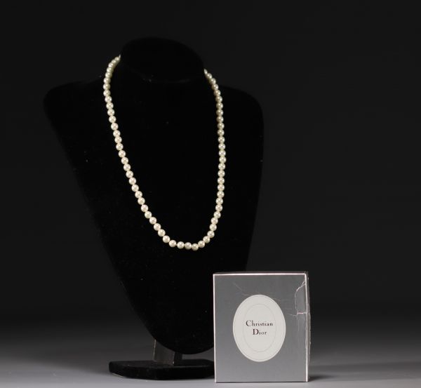 Christian DIOR - Collier de perles, fermoir doré, signé.