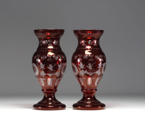 Paire de vases grenat de forme Médicis en verrerie de Bohème.