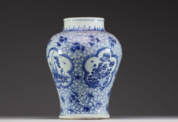 Chine - Vase balustre en porcelaine blanc bleu à décor de fleurs, marque à la feuille d'armoise dans un double cercle, Kangxi.