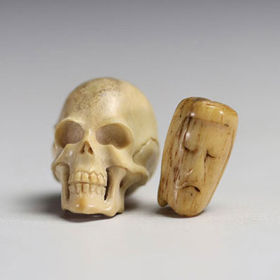 China - Set of two pieces consisting of a miniature skull and a rosary bead in 17th century bone.