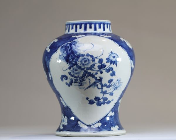 Chine - Potiche en porcelaine blanc et bleu à décor en cartouche de fleurs de prunus, marque aux doubles cercles.