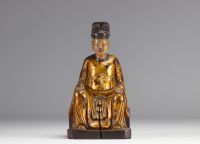 Sculpture d'un personnage traditionnel chinois en bois doré provenant de chine du XVIIIe siècle