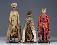 Chine - Ensemble de trois marionnettes de théâtre en costume traditionnel, laque et soie, époque XIXème.