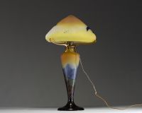 Émile GALLÉ (1846-1904) - Rare lampe champignon en verre multicouche dégagé à l'acide à décor vosgien et aux aigles sur l'abat jour, signée.