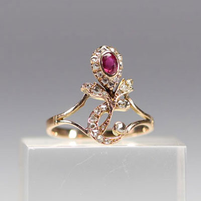 Bague or rose (fleur) rubis et diamants.