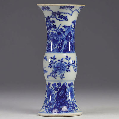 Chine - vase en porcelaine blanche et bleue, col rodé, époque Kangxi.