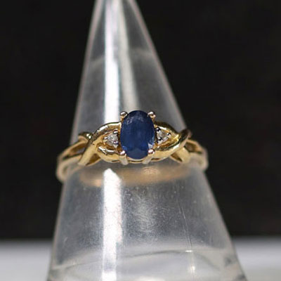 Bague en or 14k sertie de deux brillants et un saphir pour un poids total de 1,8gr.