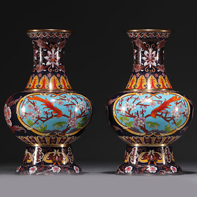 Chine - Paire de vases en émail cloisonné à décor de fleurs et d'oiseaux, XXe siècle.