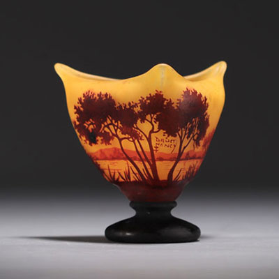 DAUM Nancy - Vase trilobé sur piédouche en verre multicouche orange à décor de paysage, signé.