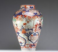 Japan - Imposing polychrome porcelain vase decorated with characters, 19th century.