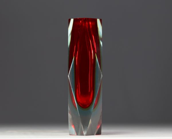 Flavio POLI (1900-1984) Murano - Vase en verre submergé à facettes géométriques de couleur rouge, vers 1950-60.