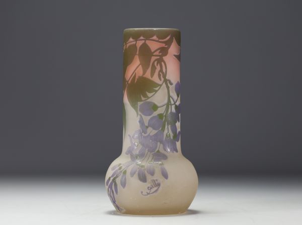 Émile GALLÉ (1846-1904) Vase en verre multicouche dégagé à l'acide au décor de glycine.