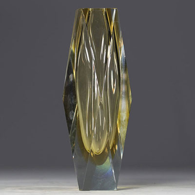 Flavio POLI (1900-1984) pour Luigi Mandruzzato Murano - Vase verre submergé à facettes géométriques, de couleur jaune, vers 1950-60.