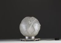 MULLER Frères Lunéville - Lampe de table Art Déco, globe en verre moulé pressé et base en métal nickelé, vers 1930, signée.