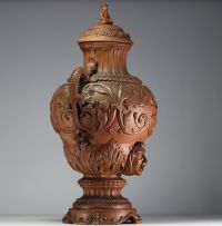 Imposing terracotta wine fountain decorated with scrolls of flowers, chimera-shaped handles, lid surmounted by a Chinese figure.