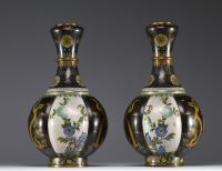 Chine - Paire de vases en émail cloisonné à décor de fleurs et de dragons, dynastie Qing, vers 1900.