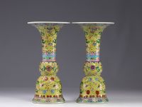 Chine - Paire de vases en porcelaine sur fond jaune à décor floral, époque Qing.