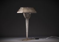 HETTIER & VINCENT (attr. à) Art deco lamp in satin-finish pressed moulded glass, wrought iron base.