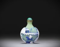 Chine - Tabatière en verre multicouche trois couleurs à décor de paysage et personnages.