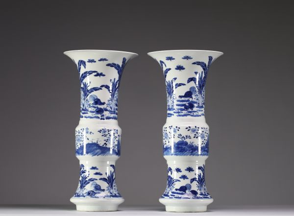 Chine - Paire de vases Gu en porcelaine blanc bleu à décor floral de coqs et poules , marque et époque Kangxi.