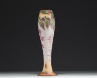 Émile GALLÉ (1846-1904) - Vase en verre multicouche dégagé à l'acide à décor de glycines, signé.