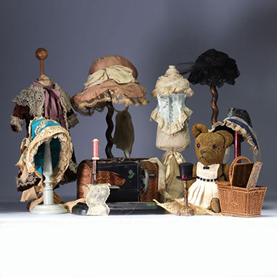 Set of various doll accessories, clothes, headdresses and children's games, including a small tin sewing machine.