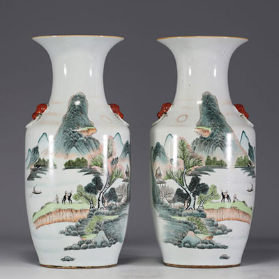 Chine - Paire de vases en porcelaine famille rose à décor de paysage et poème.