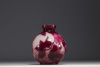 André Delatte (1887-1953) Vase en verre multicouche dégagé à l'acide à décor de fuchsias, signé.