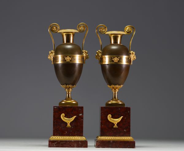 Pair of bronze and chased vases with two patinas, double scrolled handles, Griotte marble base, Empire period.