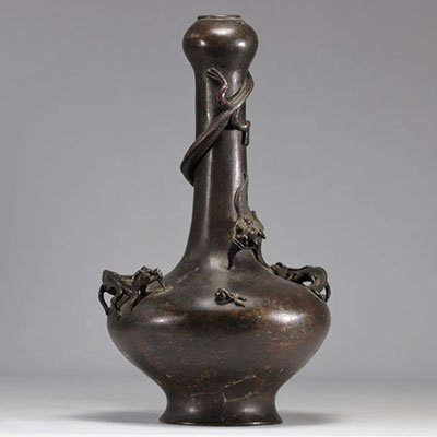 Vase bouteille en bronze marque Xuande Nian Zhi à décor d'un Chilon d'époque Ming (明朝)