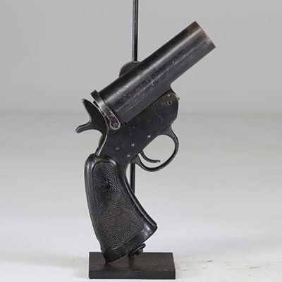 English WWII pistol-signalman