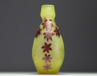 François - Théodore LEGRAS (1839-1916) Vase en verre multicouche dégagé à l'acide décor de fleur émaillées, signé.