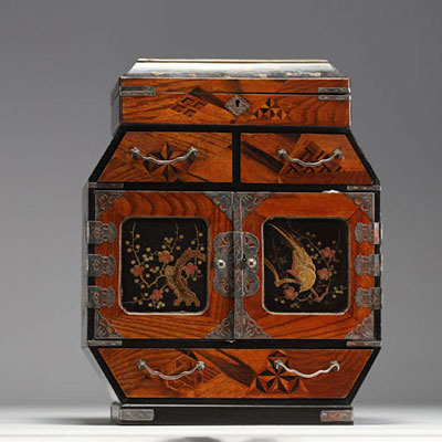 Japon - Petit meuble coffret à bijoux, marqueterie de bois et laque, vers 1900.