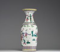 China - Large pink family polychrome porcelain vase decorated with children playing, 19th century.