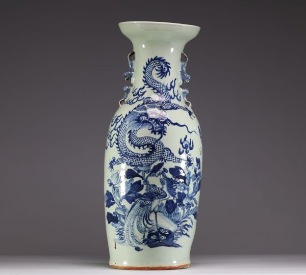 Chine - Vase en porcelaine de chine céladon à décor de dragons