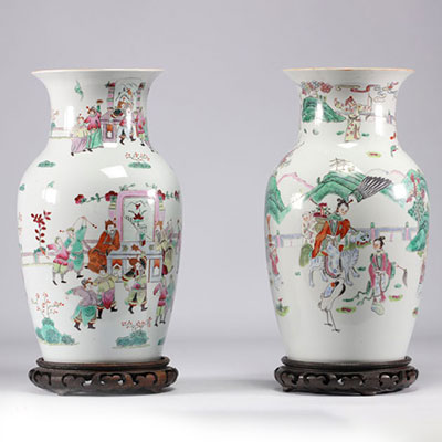 Paire de vases en porcelaine de chine à décor de personnages 