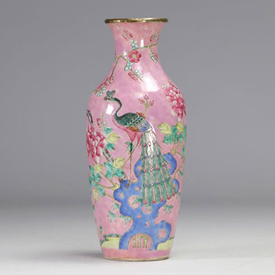 Famille rose porcelain vase decorated with phoenixes on a pink background, 19th century