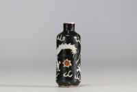 China - Porcelain snuffbox decorated with a dragon on a black background, Qianlong mark.