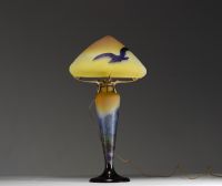 Émile GALLÉ (1846-1904) - Rare lampe champignon en verre multicouche dégagé à l'acide à décor vosgien et aux aigles sur l'abat jour, signée.