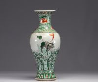 China - A green family porcelain baluster vase, decorated with birds in a cartouche, 19th century.