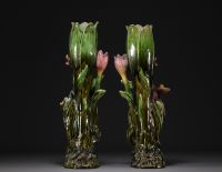 Onnaing earthenware - Pair of flower-shaped slip vases with Orientalist decoration, circa 1900.