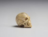 China - Set of two pieces consisting of a miniature skull and a rosary bead in 17th century bone.