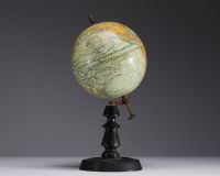 J. Forest, Paris - Globe terrestre, base en bois tourné noir, vers 1908.