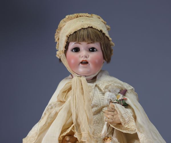 J.D. KESTNER - Bébé caractère tête en biscuit n° 257, bouche ouverte en robe de baptême, vers 1910.