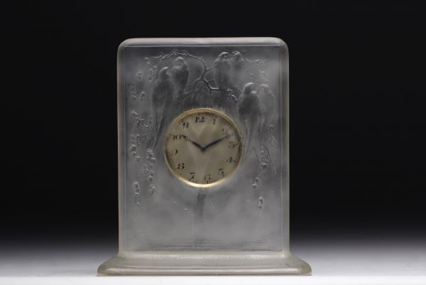 René LALIQUE (1860-1945), small moulded glass clock decorated with swallows, circa 1930.