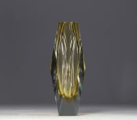 Flavio POLI (1900-1984) pour Luigi Mandruzzato Murano - Vase verre submergé à facettes géométriques, de couleur jaune, vers 1950-60.