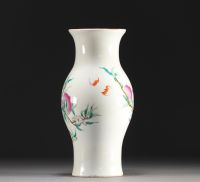 Chine - Vase en porcelaine au décor des neuf pêches, famille rose, époque Qing.