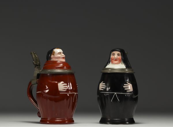 Paire de choppes figuratives en porcelaine, fonds ornés d'une lithophanie, par Eduard Kick à Amberg, XIXème.