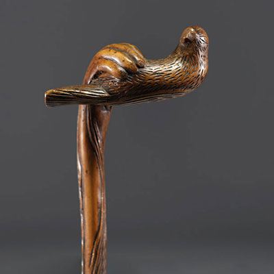 Art Populaire - Canne en bois sculpté à motif d'une main tenant un oiseau, fût entièrement sculpté.