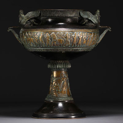 Coupe en bronze sur pied à motifs étrusques, fin XIXe siècle.